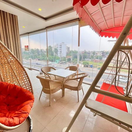 Zirakpur Hotel The Pearl Grand - Top Rated ! Most Awarded ! Parking ! Lift ! Luxury Rooms ! Best Selling מראה חיצוני תמונה