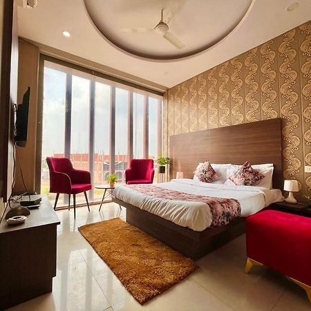 Zirakpur Hotel The Pearl Grand - Top Rated ! Most Awarded ! Parking ! Lift ! Luxury Rooms ! Best Selling מראה חיצוני תמונה