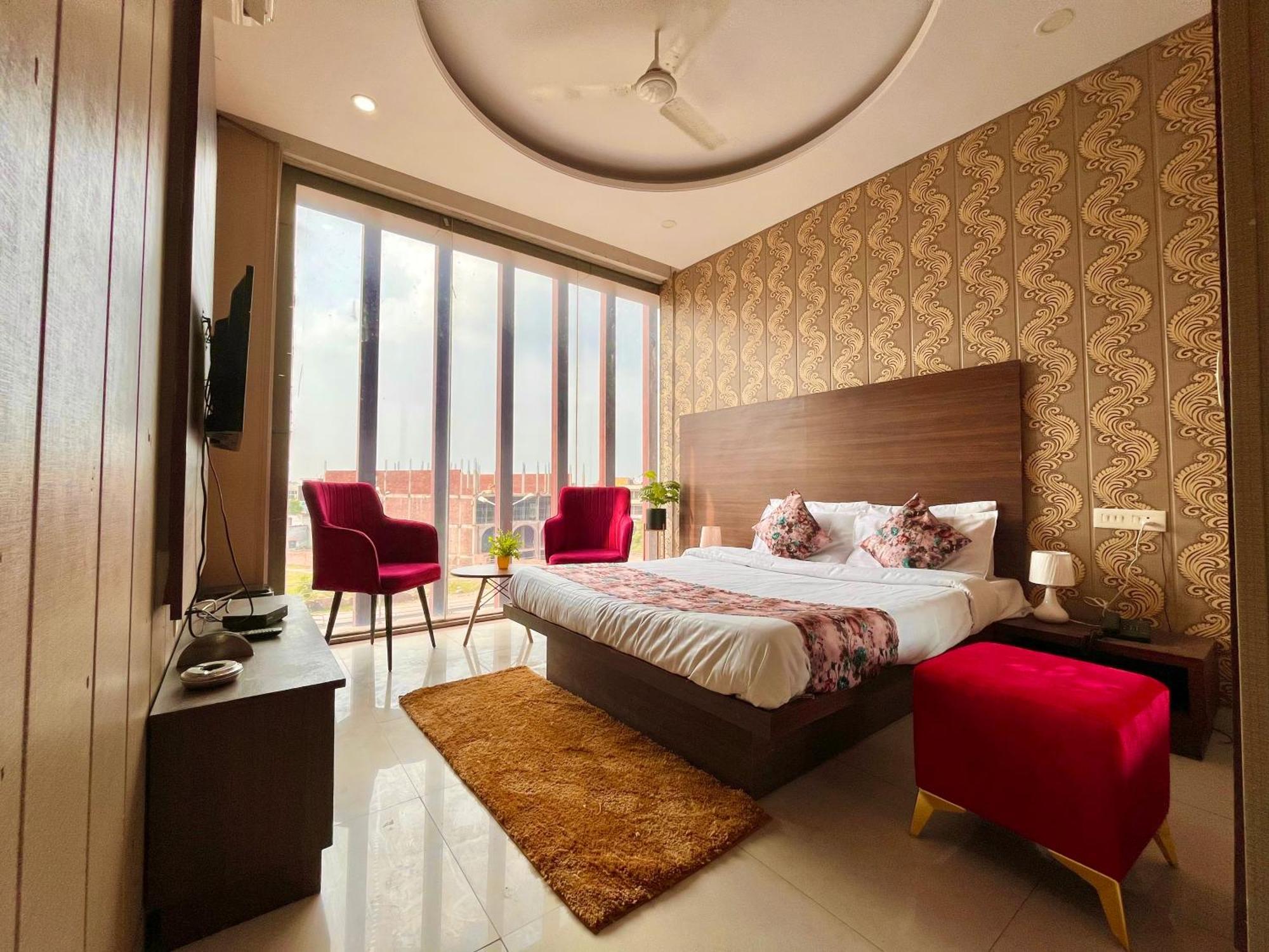 Zirakpur Hotel The Pearl Grand - Top Rated ! Most Awarded ! Parking ! Lift ! Luxury Rooms ! Best Selling מראה חיצוני תמונה