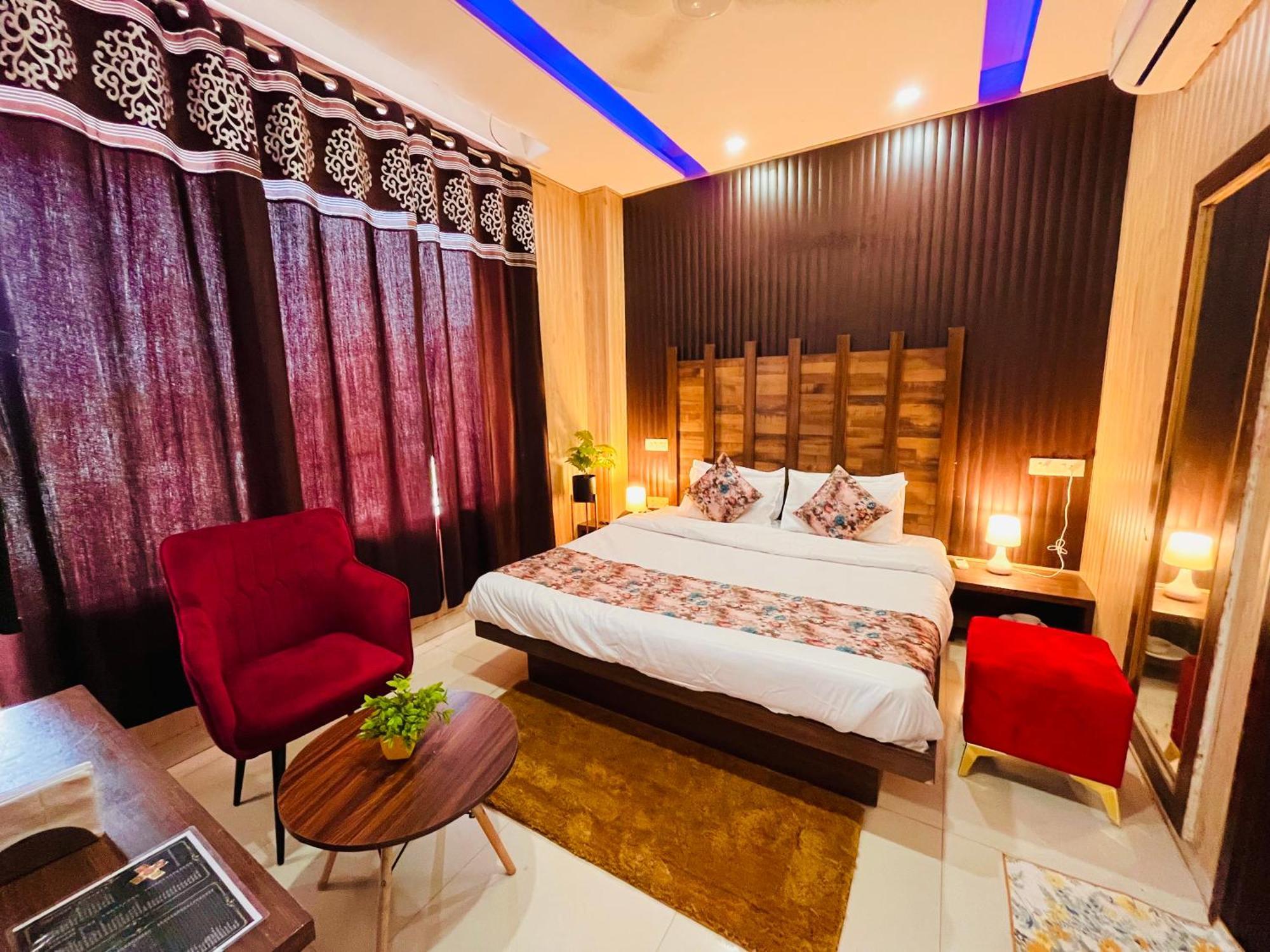 Zirakpur Hotel The Pearl Grand - Top Rated ! Most Awarded ! Parking ! Lift ! Luxury Rooms ! Best Selling מראה חיצוני תמונה